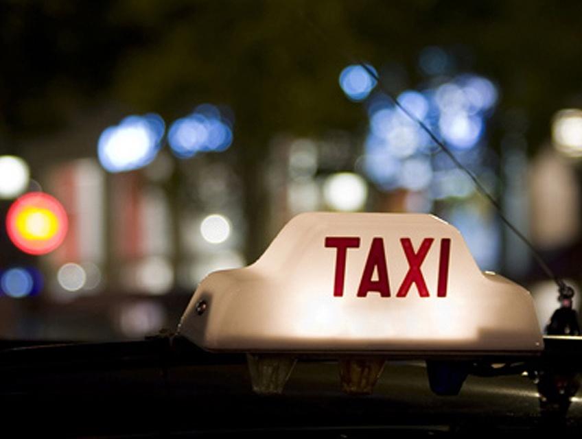 JOE LE TAXI, vous amène partout, Montpellier et partout!  Possédant tous les permis de conduire, même bateau… Je peux vous amener n’importe où et dans n’importe quel véhicule.